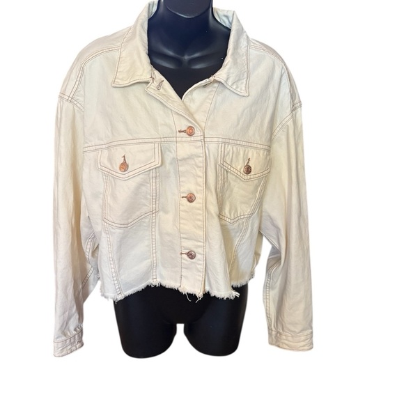 Wild Fable Cropped Denim Trucker Jacket Women's Size medium Ivory
Frayed Hem - Picture 3 of 7
